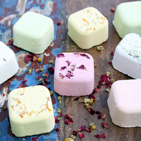 Collectie luxe douche steamers in verschillende kleuren en geuren, waaronder Kick Start, Cool Down, Revitaliseren, Stomende Douche, Kalmerend, Focusversterker en Diepe Slaap. Wellness voor elk moment.