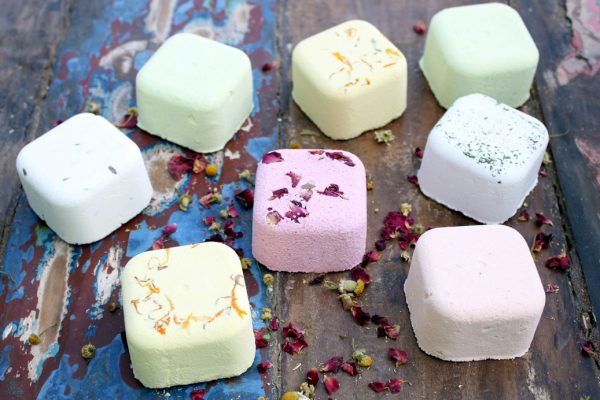 Collectie luxe douche steamers in verschillende kleuren en geuren, waaronder Kick Start, Cool Down, Revitaliseren, Stomende Douche, Kalmerend, Focusversterker en Diepe Slaap. Wellness voor elk moment.