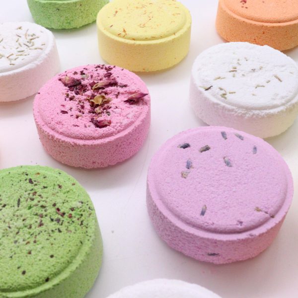 Collectie luxe douche steamers in verschillende kleuren en geuren, waaronder Kick Start, Cool Down, Revitaliseren, Stomende Douche, Kalmerend, Focusversterker en Diepe Slaap. Wellness voor elk moment.